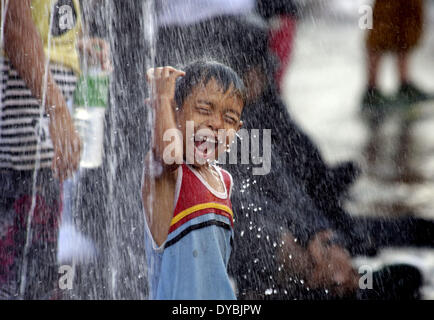 Yangon, Myanmar. Xiii Apr, 2014. Un bambino si unisce alla celebrazione della festa dell'acqua in una strada a Yangon, Myanmar, 13 aprile 2014. Il Myanmar è Thingyan tradizionale festa dell'acqua ha dato dei calci a fuori di Yangon Domenica. (Xinhua/U Aung) Foto Stock