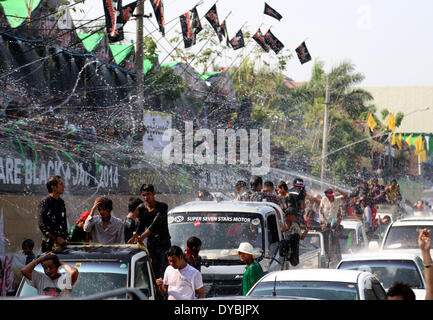 Yangon, Myanmar. Xiii Apr, 2014. Persone celebrano la festa delle acque in una strada a Yangon, Myanmar, 13 aprile 2014. Il Myanmar è Thingyan tradizionale festa dell'acqua ha dato dei calci a fuori di Yangon Domenica. (Xinhua/U Aung) Foto Stock