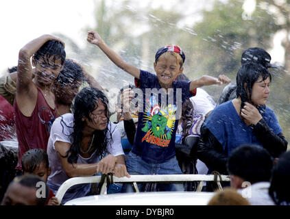 Yangon, Myanmar. Xiii Apr, 2014. Persone celebrano la festa delle acque in una strada a Yangon, Myanmar, 13 aprile 2014. Il Myanmar è Thingyan tradizionale festa dell'acqua ha dato dei calci a fuori di Yangon Domenica. (Xinhua/U Aung) Foto Stock
