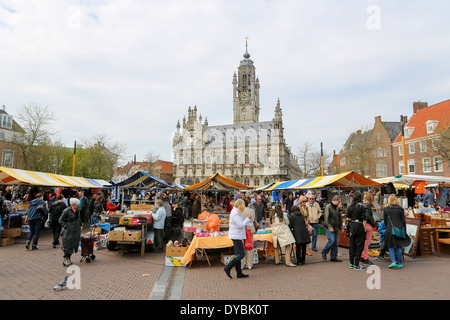 Mercato di antiquariato di fronte al famoso municipio della città di Middelburg, capitale della provincia della Zeeland, Paesi Bassi. Foto Stock