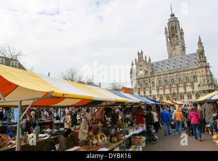 Mercato di antiquariato di fronte al famoso municipio della città di Middelburg, capitale della provincia della Zeeland, Paesi Bassi. Foto Stock