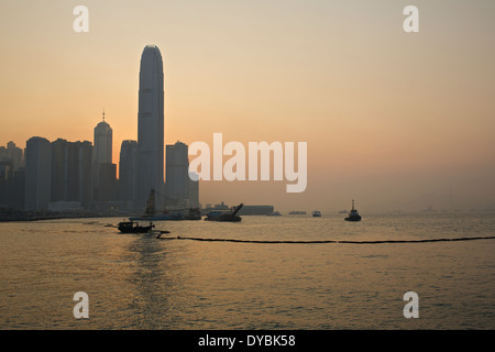 Il tramonto del Distretto Centrale skyline di Hong Kong. Foto Stock