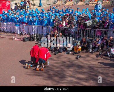 Londra, Regno Unito. Xiii Apr, 2014. Soldi VIRGIN LONDON MARATHON 2014. Fotografie di uomini elite vincitori sul Mall Credito: Malcolm Park editoriale/Alamy Live News Foto Stock