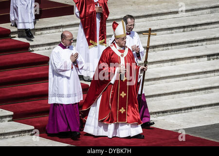 Roma, Italia. Xiii Apr, 2014. Papa Francesco celebra la Domenica delle Palme in Piazza San Pietro in Vaticano. Migliaia di fedeli e turisti e pellegrini hanno unito il Papa Francesco in una solenne Domenica delle Palme in Piazza San Pietro in Vaticano. Credito: Giuseppe Ciccia/NurPhoto/ZUMAPRESS.com/Alamy Live News Foto Stock