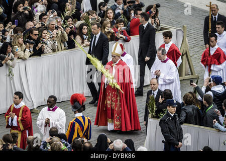 Roma, Italia. Xiii Apr, 2014. Papa Francesco celebra la Domenica delle Palme in Piazza San Pietro in Vaticano. Migliaia di fedeli e turisti e pellegrini hanno unito il Papa Francesco in una solenne Domenica delle Palme in Piazza San Pietro in Vaticano. Credito: Giuseppe Ciccia/NurPhoto/ZUMAPRESS.com/Alamy Live News Foto Stock