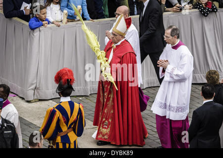 Roma, Italia. Xiii Apr, 2014. Papa Francesco celebra la Domenica delle Palme in Piazza San Pietro in Vaticano. Migliaia di fedeli e turisti e pellegrini hanno unito il Papa Francesco in una solenne Domenica delle Palme in Piazza San Pietro in Vaticano. Credito: Giuseppe Ciccia/NurPhoto/ZUMAPRESS.com/Alamy Live News Foto Stock