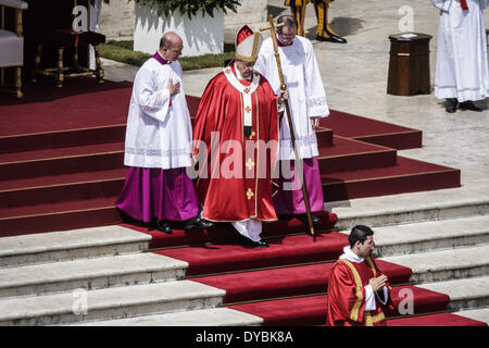 Roma, Italia. Xiii Apr, 2014. Papa Francesco celebra la Domenica delle Palme in Piazza San Pietro in Vaticano. Migliaia di fedeli e turisti e pellegrini hanno unito il Papa Francesco in una solenne Domenica delle Palme in Piazza San Pietro in Vaticano. Credito: Giuseppe Ciccia/NurPhoto/ZUMAPRESS.com/Alamy Live News Foto Stock