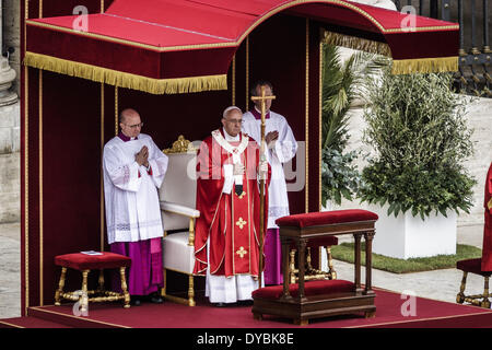 Roma, Italia. Xiii Apr, 2014. Papa Francesco celebra la Domenica delle Palme in Piazza San Pietro in Vaticano. Migliaia di fedeli e turisti e pellegrini hanno unito il Papa Francesco in una solenne Domenica delle Palme in Piazza San Pietro in Vaticano. Credito: Giuseppe Ciccia/NurPhoto/ZUMAPRESS.com/Alamy Live News Foto Stock