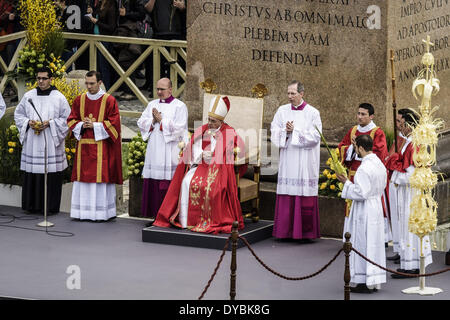 Roma, Italia. Xiii Apr, 2014. Papa Francesco celebra la Domenica delle Palme in Piazza San Pietro in Vaticano. Migliaia di fedeli e turisti e pellegrini hanno unito il Papa Francesco in una solenne Domenica delle Palme in Piazza San Pietro in Vaticano. Credito: Giuseppe Ciccia/NurPhoto/ZUMAPRESS.com/Alamy Live News Foto Stock