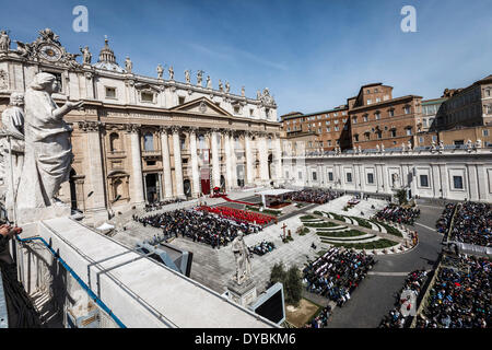 Città del Vaticano Vaticano - 13 Aprile 2014: una vista generale di Piazza San Pietro in Vaticano durante la Domenica delle Palme messa celebrata dal Santo Padre Francesco. Migliaia di fedeli e turisti e pellegrini hanno unito il Papa Francesco in una solenne Domenica delle Palme in Piazza San Pietro in Vaticano. (Foto di Giuseppe Ciccia / Pacific Stampa) Foto Stock