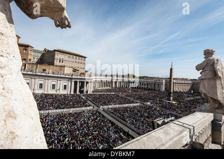 Città del Vaticano Vaticano - 13 Aprile 2014: una vista generale di Piazza San Pietro in Vaticano durante la Domenica delle Palme messa celebrata dal Santo Padre Francesco. Migliaia di fedeli e turisti e pellegrini hanno unito il Papa Francesco in una solenne Domenica delle Palme in Piazza San Pietro in Vaticano. (Foto di Giuseppe Ciccia / Pacific Stampa) Foto Stock