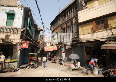 Delhi, India. Il 6 aprile 2014. Un backstreet in colpiti dalla povertà Vecchia Delhi. Foto Stock