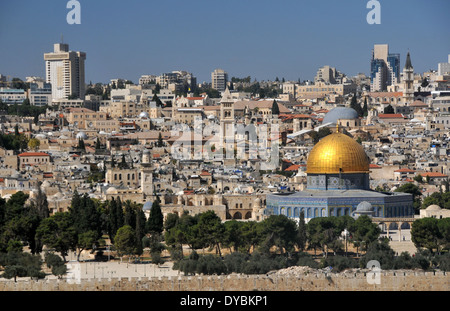 Vista della Città Vecchia di Gerusalemme con la Cupola della Roccia moschea, preso dal Monte degli Ulivi, Gerusalemme, Israele Foto Stock