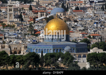 Vista della Città Vecchia di Gerusalemme con la Cupola della Roccia moschea, preso dal Monte degli Ulivi, Gerusalemme, Israele Foto Stock