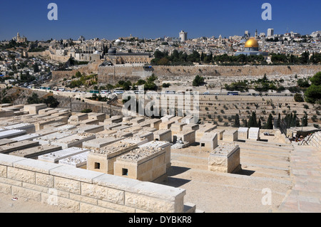 Tombe nel cimitero ebraico del Monte degli ulivi e la città vecchia di Gerusalemme con la Cupola della Roccia moschea, Gerusalemme, Israele Foto Stock