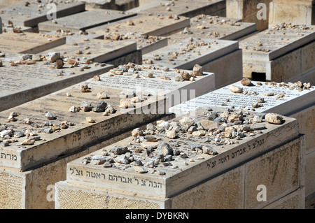 Vista delle tombe nel cimitero ebraico del Monte degli Ulivi , Jerusalem, Israele Foto Stock