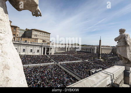 Roma, Italia. Xiii Apr, 2014. Città del Vaticano il Vaticano '"" 13 aprile 2014: una vista generale di Piazza San Pietro in Vaticano durante la Domenica delle Palme messa celebrata dal Santo Padre Francesco. Migliaia di fedeli e turisti e pellegrini hanno unito il Papa Francesco in una solenne Domenica delle Palme in Piazza San Pietro in Vaticano. Credito: Giuseppe Ciccia/NurPhoto/ZUMAPRESS.com/Alamy Live News Foto Stock