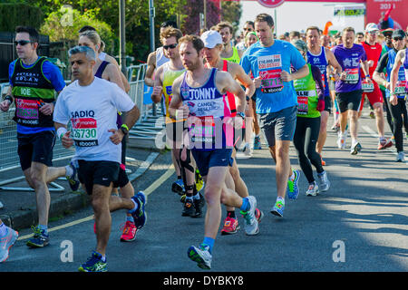 Londra, Regno Unito. Xiii Apr, 2014. Sadiq Khan, Lewis Moody e altri portano la strada all'avvio della celebrità. La maratona di Londra inizia a Greenwich su Blackheath passa attraverso Canary Wharf e finiture in the Mall. Londra, UK, 13 aprile 2014. Guy Campana, 07771 786236 guy@gbphotos. Foto Stock