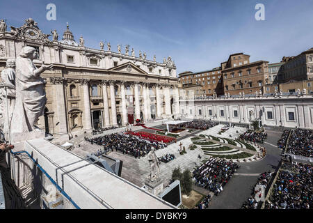 Roma, Italia. Xiii Apr, 2014. Città del Vaticano il Vaticano '"" 13 aprile 2014: una vista generale di Piazza San Pietro in Vaticano durante la Domenica delle Palme messa celebrata dal Santo Padre Francesco. Migliaia di fedeli e turisti e pellegrini hanno unito il Papa Francesco in una solenne Domenica delle Palme in Piazza San Pietro in Vaticano. Credito: Giuseppe Ciccia/NurPhoto/ZUMAPRESS.com/Alamy Live News Foto Stock