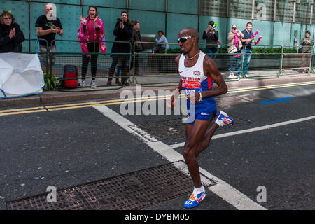 Londra, Regno Unito. Xiii Apr, 2014. Mo Farah passa attraverso Canary Wharf circa trenta secondi dietro il leader. La maratona di Londra inizia a Greenwich su Blackheath passa attraverso Canary Wharf e finiture in the Mall. Londra, UK, 13 aprile 2014. Guy Campana, 07771 786236 guy@gbphotos. Foto Stock