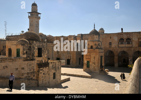 Vista dei giardini che circondano la Cupola della Roccia moschea, il Monte del Tempio, la città vecchia di Gerusalemme, Israele Foto Stock