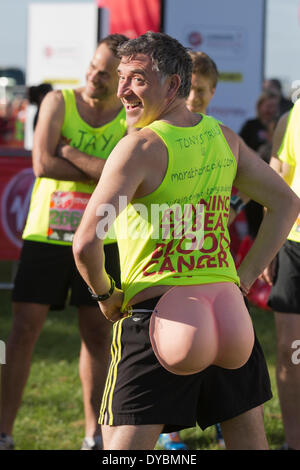 Londra, Regno Unito. 13 apr 2014. Attore Tony Audenshaw. Celebrità pongono a un photocall all'avvio verde prima della VIRGIN LONDON MARATHON 2014. Per il 2014, più di 36.000 partecipanti saranno in gara la maratona, con la maggior parte di loro la raccolta di fondi per beneficenza. Foto: Credito: Nick Savage/Alamy Live News Foto Stock