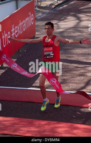 Londra, UK, 13 apr, 2014. Londra, UK, 13 apr, 2014. Soldi VIRGIN LONDON MARATHON 2014. Marocchino para-atleta El Amin Chentouf termina al primo posto nel mondo IPC tazza T11, T12 categoria © Malcolm Park editoriale/Alamy Live News Credito: Malcolm Park editoriale/Alamy Live News Foto Stock