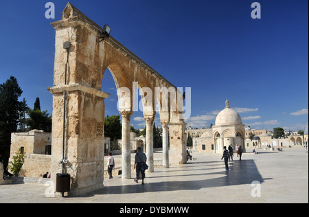 Portale accanto alla Cupola della Roccia moschea, il Monte del Tempio, la città vecchia di Gerusalemme, Israele Foto Stock