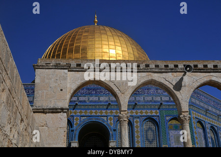 Portale e Cupola della Roccia moschea, il Monte del Tempio, la città vecchia di Gerusalemme, Israele Foto Stock