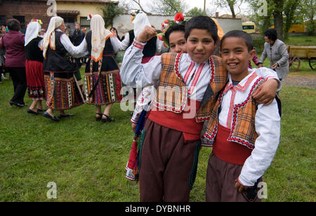 Giovani e vecchi festeggiano con musica e danza Foto Stock