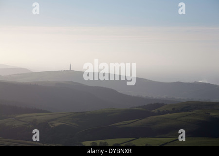 Una vista in tutta la foresta a Macclesfield splendente Tor al montante della televisione Sutton Common vicino a Macclesfield Cheshire Derbyshire Foto Stock