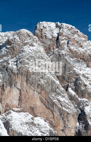 Coperta di neve cliff facesThe Odle Geislerspitzen Selva di Val Gardena Dolomiti Italia Foto Stock