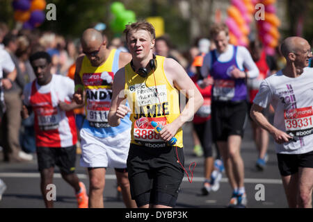 Londra, Regno Unito. Xiii Apr, 2014. I concorrenti in esecuzione il principale evento pubblico della Vergine denaro maratona di Londra 2014. Queste guide prendere parte e sollevare enormi somme di denaro fo per organizzazioni di beneficenza. Credito: Michael Kemp/Alamy Live News Foto Stock