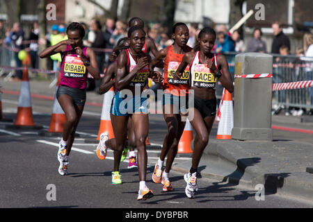 Londra, Regno Unito. Xiii Apr, 2014. Il 13 aprile 2014. Soldi VIRGIN LONDON MARATHON 2014 l'autostrada, Londra, Regno Unito. Credito: Simon Balson/Alamy Live News Foto Stock