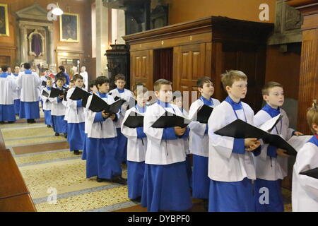 Dublino, Irlanda. Il 13 aprile 2014. Il ragazzo coristi da Palestrina coro nel processo St. Mary's Pro-Cathedral. La principale Domenica delle Palme a Dublino è stata concelebrata dall Arcivescovo di Dublino Diarmuid Martin, D.D. in Dublino St. Mary's Pro-Cathedral. Egli ha eseguito la tradizionale benedizione dei rami di palma all inizio della Santa Messa. Foto Stock