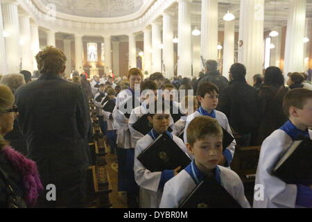 Dublino, Irlanda. Il 13 aprile 2014. Il ragazzo coristi da Palestrina coro fuori del processo di St. Mary's Pro-Cathedral. La principale Domenica delle Palme a Dublino è stata concelebrata dall Arcivescovo di Dublino Diarmuid Martin, D.D. in Dublino St. Mary's Pro-Cathedral. Egli ha eseguito la tradizionale benedizione dei rami di palma all inizio della Santa Messa. Foto Stock