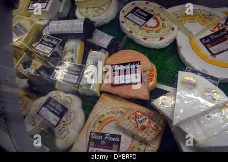 Importazioni di formaggi francesi in un supermercato a Matautu, tracce dell'influenza francese in isola di Wallis, Wallis e Futuna Foto Stock