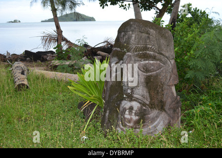 Testa tradizionale scultura o totem nella costa di Matautu, isola di Wallis, Wallis e Futuna, Melanesia, Sud Pacifico Foto Stock