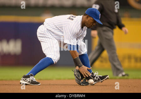 Milwaukee, Wisconsin, Stati Uniti d'America. Xiii Apr, 2014. Aprile 13, 2014: Milwaukee Brewers shorstop Jean Segura #9 campi di una sfera di massa nel primo inning. Segura tutti e tre erano messi outs in inning durante il Major League Baseball gioco tra il Milwaukee Brewers e i pirati di Pittsburgh a Miller Park di Milwaukee, WI. e i pirati di Pittsburgh a Miller Park di Milwaukee, WI. Produttori di birra e pirati sono scoreless nella terza inning. John Fisher/CSM/Alamy Live News Foto Stock