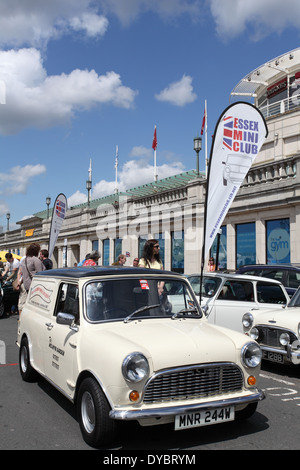 Il London e Surrey Mini Owners' Club annuale di Londra a Brighton run. Foto Stock