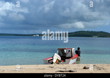 Barca ancorata in una spiaggia in Nukutapu isolotto, isola di Wallis, Wallis e Futuna, Melanesia, Sud Pacifico Foto Stock