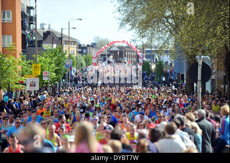 Londra, UK, 13 apr, 2014. Londra, UK, 13 apr, 2014. I corridori e spettatori si affollano le strade per il 2014 Virgin London Marathon © Matthew Richardson/Alamy Live News Credito: Matthew Richardson/Alamy Live News Foto Stock
