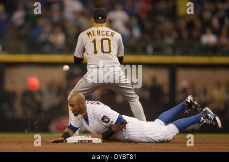 Milwaukee, Wisconsin, Stati Uniti d'America. Xiii Apr, 2014. Aprile 13, 2014: Milwaukee Brewers catcher Martin Maldonado #12 scorre nella seconda base dopo aver colpito una doppia durante il Major League Baseball gioco tra il Milwaukee Brewers e i pirati di Pittsburgh a Miller Park di Milwaukee, WI. Produttori di birra ad pirati sono legato 1-1 nel quarto inning. John Fisher/CSM/Alamy Live News Foto Stock