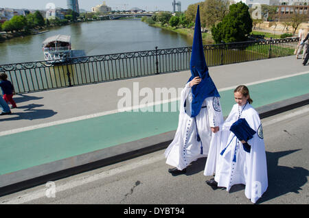 Siviglia, Spagna. Xiii Apr, 2014. I penitenti della fratellanza di 'La Estrella" nella loro processione da Siviglia. Celebrazione cristiana dove la morte e la risurrezione di Gesù Cristo è celebrato. Credito: Kiko Jimenez/Alamy Live News Foto Stock