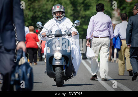 Siviglia, Spagna. Xiii Apr, 2014. I penitenti della fratellanza di 'La Estrella' viaggiando in motocicletta alla chiesa. Celebrazione cristiana dove la morte e la risurrezione di Gesù Cristo è celebrato. Credito: Kiko Jimenez/Alamy Live News Foto Stock