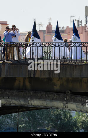 Siviglia, Spagna. Xiii Apr, 2014. I penitenti della fratellanza di 'La Estrella" nella loro processione da Siviglia. Celebrazione cristiana dove la morte e la risurrezione di Gesù Cristo è celebrato. Credito: Kiko Jimenez/Alamy Live News Foto Stock