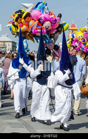 Siviglia, Spagna. Xiii Apr, 2014. I penitenti della fratellanza di 'La Estrella" nella loro processione da Siviglia. Celebrazione cristiana dove la morte e la risurrezione di Gesù Cristo è celebrato. Credito: Kiko Jimenez/Alamy Live News Foto Stock