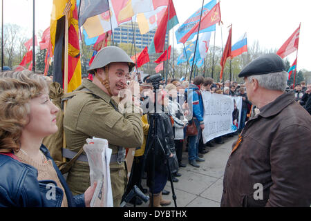 Odessa, Ucraina. Aprile 13, 2014. L'Assemblea popolare Antimaidan - 'campo di Kulikovo'. Questa dimostrazione nel campo di Kulikovo, Odessa, Ucraina (l'Ucraina del sud), per un referendum sul federalization dell'Ucraina. Contro il nuovo governo di Kiev. Contro il fascismo nazionale. Credito: Andrey Nekrasov/Alamy Live News Foto Stock