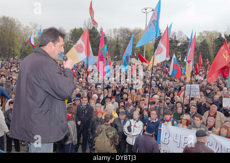 Odessa, Ucraina. Aprile 13, 2014. L'Assemblea popolare Antimaidan - 'campo di Kulikovo'. Questa dimostrazione nel campo di Kulikovo, Odessa, Ucraina (l'Ucraina del sud), per un referendum sul federalization dell'Ucraina. Contro il nuovo governo di Kiev. Contro il fascismo nazionale. Credito: Andrey Nekrasov/Alamy Live News Foto Stock