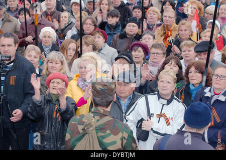 Odessa, Ucraina. Aprile 13, 2014. L'Assemblea popolare Antimaidan - 'campo di Kulikovo'. Questa dimostrazione nel campo di Kulikovo, Odessa, Ucraina (l'Ucraina del sud), per un referendum sul federalization dell'Ucraina. Contro il nuovo governo di Kiev. Contro il fascismo nazionale. Credito: Andrey Nekrasov/Alamy Live News Foto Stock